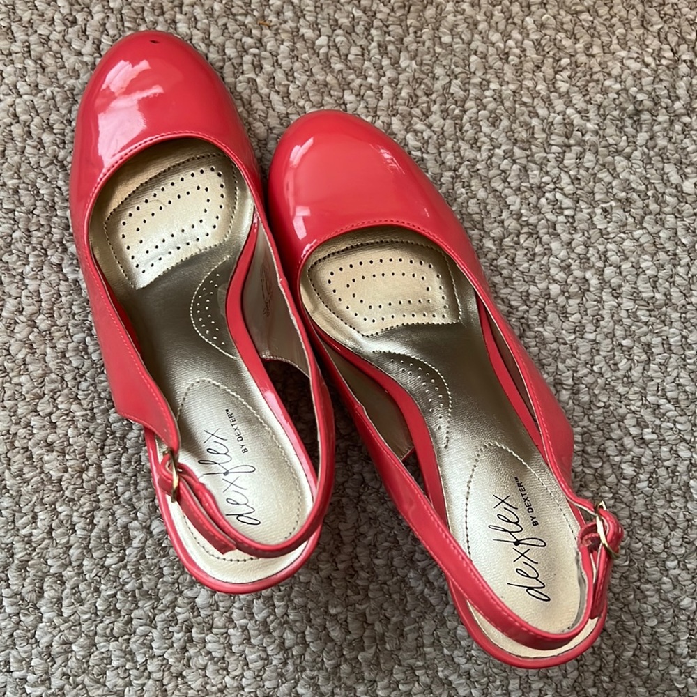 Dexter round toes sling back coral wedges. Discover you again 🌷